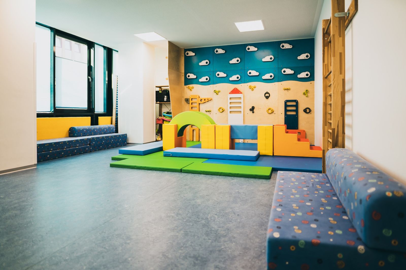Turnhalle mit Kletterwand und Sprossenwand